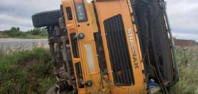 Водитель грузовика погиб в ДТП в Новгородской области