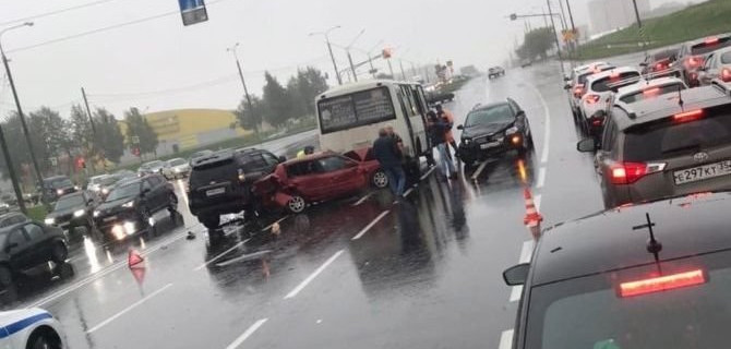 Женщина пострадали в массовом ДТП с автобусом в Череповце