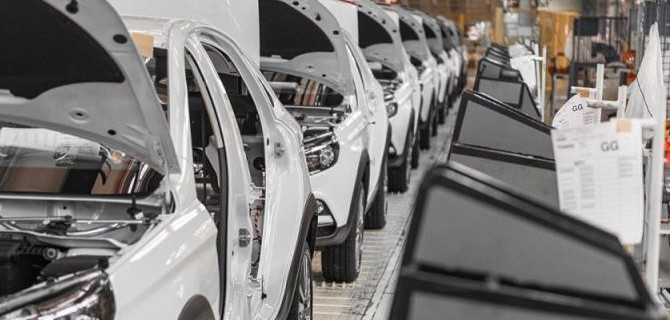 «АвтоВАЗ» стал продавать меньше автомобилей Lada, но поднял на них цены