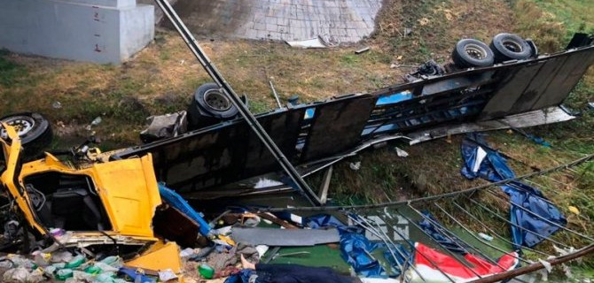 В Чувашии фура упала с моста в овраг — водитель погиб на месте