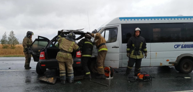 В Башкирии столкнулись микроавтобус и «Приора» — один человек погиб