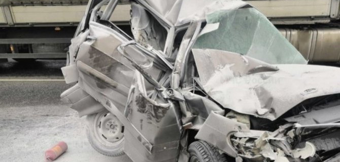 Под Калугой чудом выжил водитель «Лады», столкнувшейся с двумя грузовиками