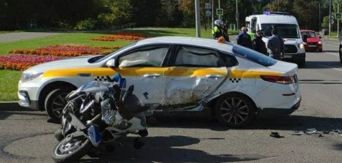 В Москве столкнулись машина такси и полицейский мотоцикл