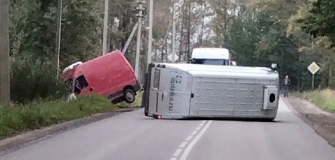 В Вологде фургон на прицепе перевернул своего «тягача»