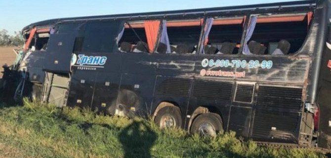 В Краснодарском крае автобус с полусотней студентов выехал на встречку и столкнулся с грузовиком