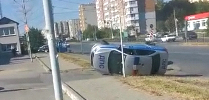 В Таганроге женщина не справилась со своей «Ладой» и перевернула машину ДПС
