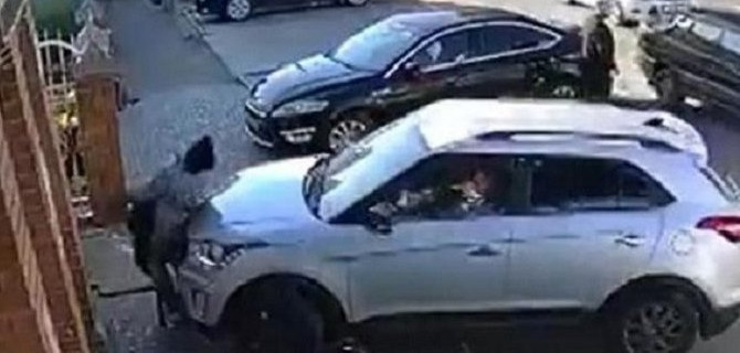 В Тихорецке иномарка сбила женщину с ребенком на тротуаре