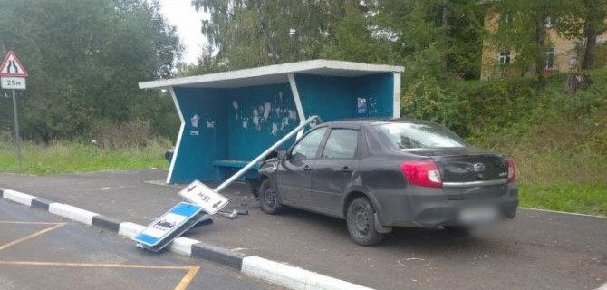 В Ярославской области автомобиль сбил 11-летнего мальчика на остановке