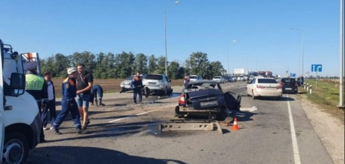 20-летний водитель пострадал в массовом ДТП в Ростовской области