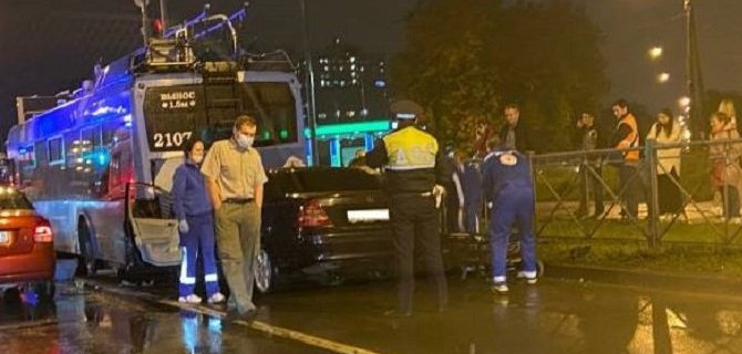 В Петербурге в ДТП с троллейбусом погиб мужчина