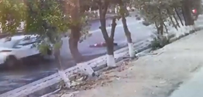 В Таразе автомобиль насмерть сбил двух человек на остановке