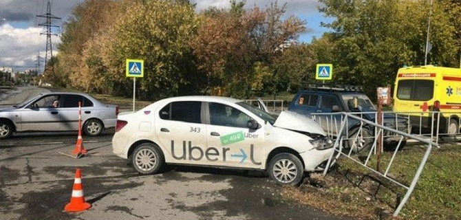 Двое взрослых и ребенок пострадали в ДТП с такси в Тюмени