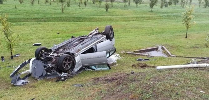 На МКАД BMW врезался в столб и перевернулся