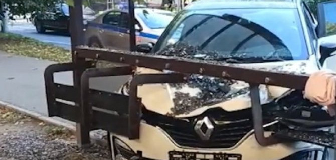 В Калининграде водитель Renault не смог затормозить и сбил мать и ребёнка, стоявших на остановке