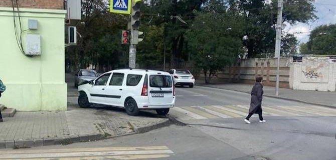 В Ростове-на-Дону водитель пассажирского автобуса проехал на красный свет и врезался в «Ладу»