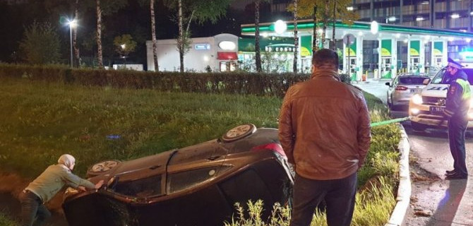 Появилось видео того, как в Москве полицейский пикап вытаскивал перевернувшийся Hyundai из кювета