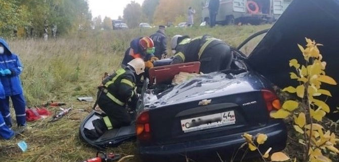 В Костромской области смертельное ДТП — легковой автомобиль заехал под КАМАЗ
