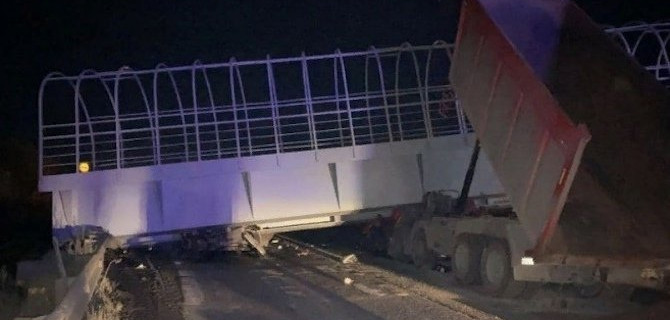 На трассе Пермь-Екатеринбург грузовик снёс надземеный переход — погиб он и водитель встречного автомобиля