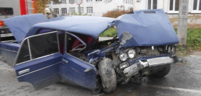 В Архангельской области 18-летний водитель в нетрезвом виде врезался в столб — его 16-летняя пассажирка оказалась в больнице