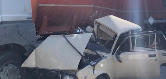 В Новошахтинске грузовик сбил «Жигули» на перекрёстке — двое погибших