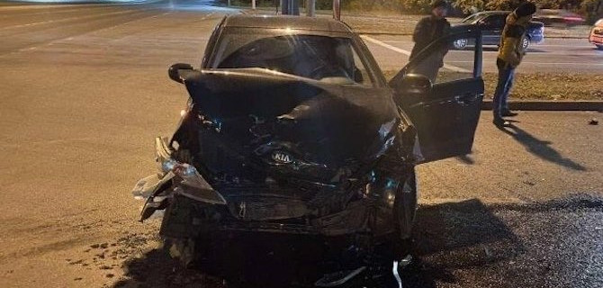В Челябинске водитель Kia Rio чуть не убил двух девушек, врезавшись в Hyundai Solaris