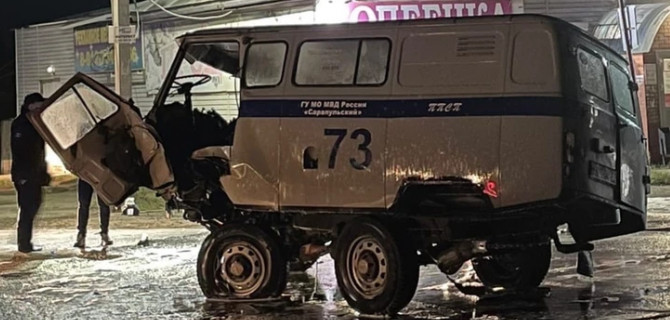 Пьяный водитель на встречной полосе врезался в полицейский автомобиль