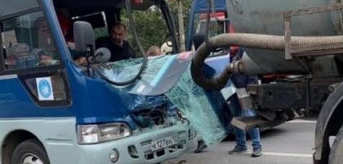 В Краснодаре пассажирский автобус столкнулся с цистерной