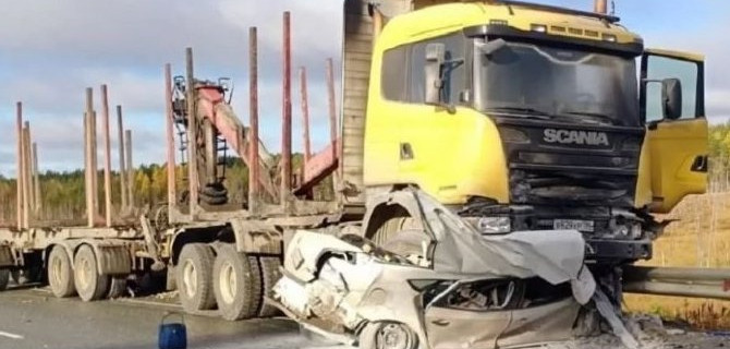 В ХМАО грузовик смял легковушку — у водителя не было шансов выжить