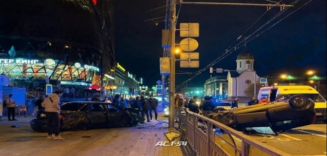 В центре Новосибирска опрокинулся автомобиль