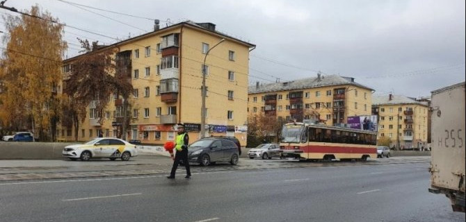 В Екатеринбурге автомобиль сбил ребенка на трамвайных путях