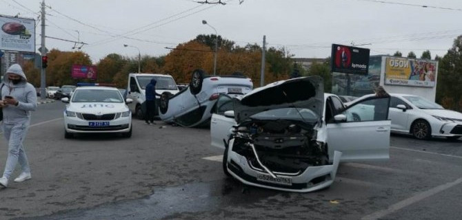 В Ростове после ДТП опрокинулся «Лексус»