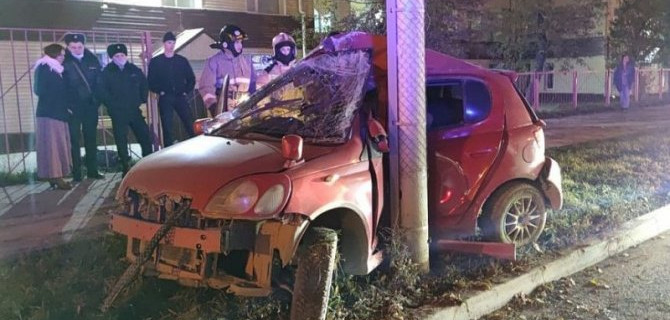 В Новосибирске автомобиль врезался в столб – водитель погиб