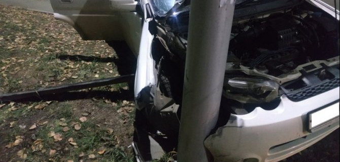 В Братске автомобиль врезался в столб