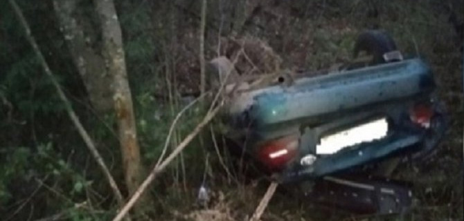 При опрокидывании машины в Кардымовском районе Смоленской области погибла женщина