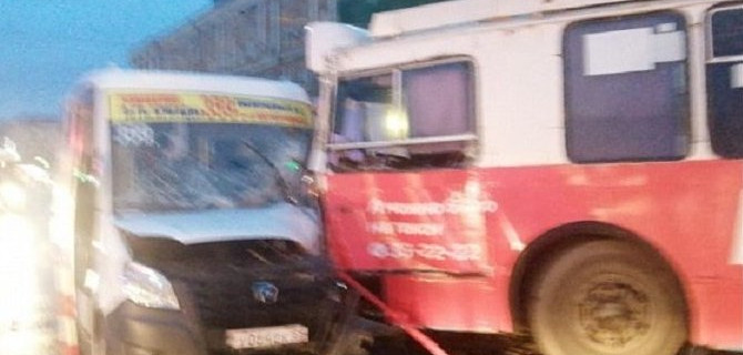 Семь человек пострадали в ДТП с маршруткой в Омске