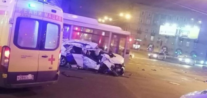 На площади Калинина несколько раз перевернулся автомобиль – водитель сбежал