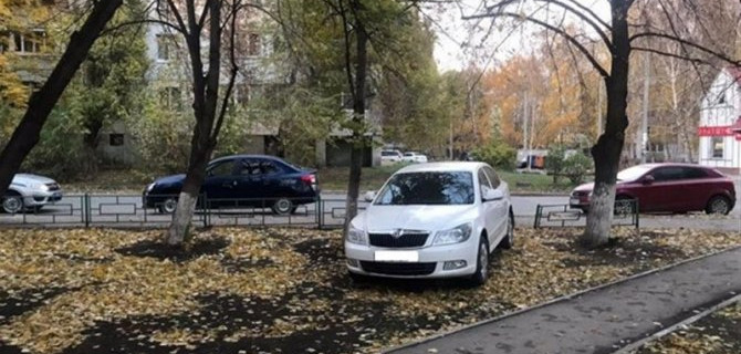 В Самаре иномарка сбила женщину на тротуаре