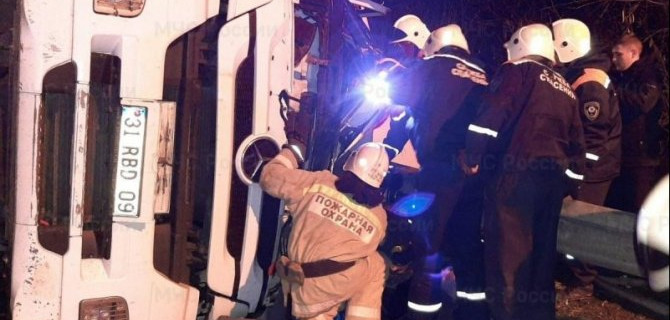 В Брянской области опрокинулся грузовик- пострадал водитель