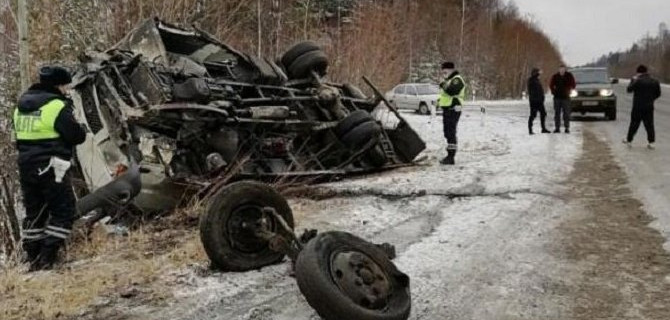 Под Серовом водитель грузовика уснул и устроил смертельное ДТП