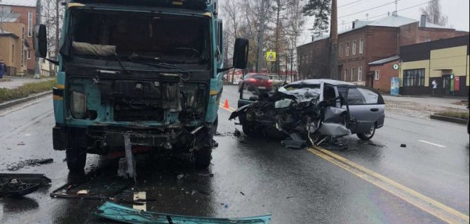 В ДТП с грузовиком в Ивановской области погиб водитель иномарки