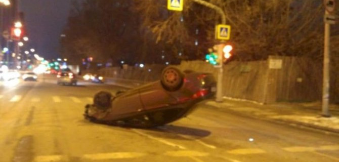В центре Екатеринбурге автомобиль врезался в столб и перевернулся