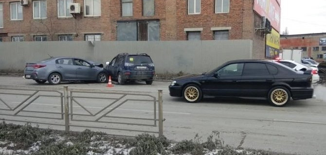 В Омске водителю стало плохо за рулем – он попал в ДТП и умер