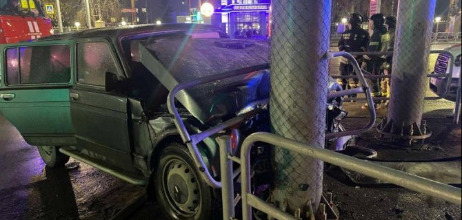 В Челябинске «Нива» врезалась в столб – пассажирка в коме