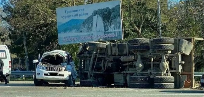 Под Туапсе в ДТП с КамАЗом погиб человек