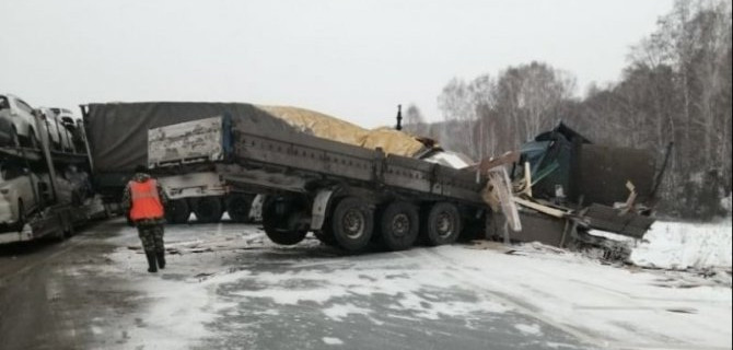 Водитель грузовика погиб в ДТП под Новосибирском