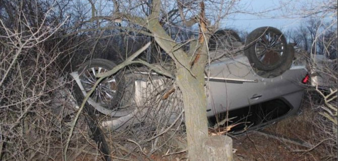 Мужчина пострадал при опрокидывании автомобиля в Краснокутском районе Саратовской области