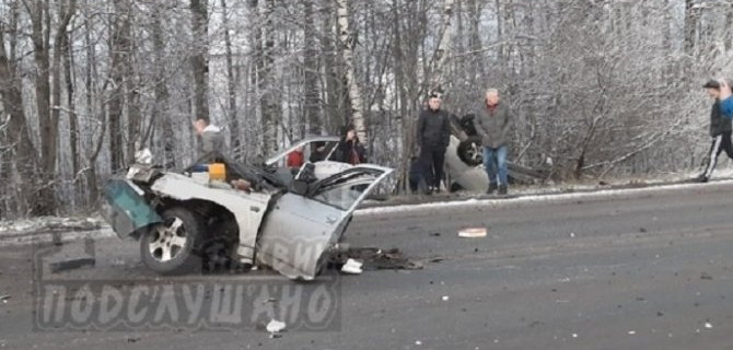 ВАЗ разорвало от удара об столб в Тихвинском районе Ленобласти