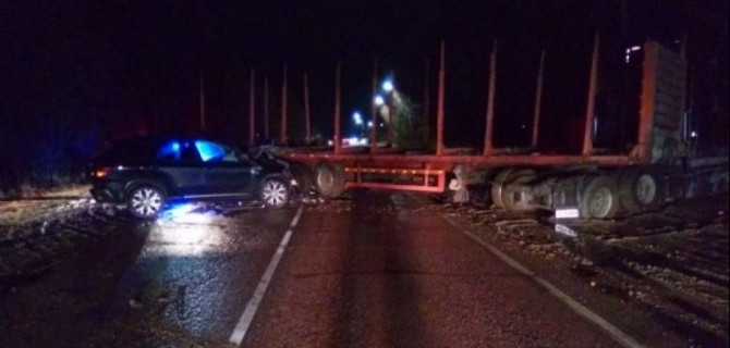 Водитель иномарки пострадал в ДТП с лесовозом в Тверской области