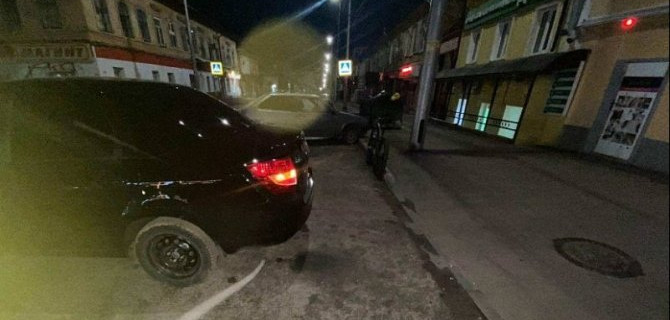 В Саратове велосипедист врезался в автомобиль и попал в больницу