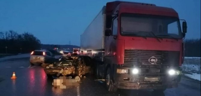 В Иглинском районе Башкирии в ДТП с фурой погиб водитель ВАЗа